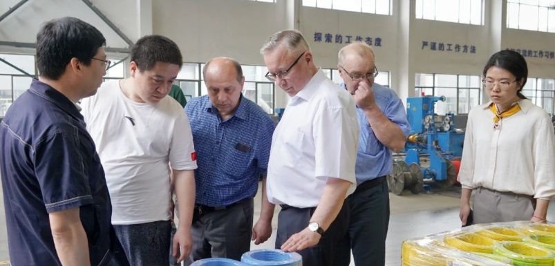 白俄羅斯專家團(tuán)隊(duì)參觀了華凌電纜的實(shí)驗(yàn)室和多個工廠車間，全面了解了華凌電纜檢測中心的發(fā)展情況、研發(fā)平臺的建設(shè)以及電纜生產(chǎn)工藝流程和生產(chǎn)能力等重要內(nèi)容。這次參觀使專家們對華凌電纜的技術(shù)實(shí)力和生產(chǎn)能力有了更深入的了解。