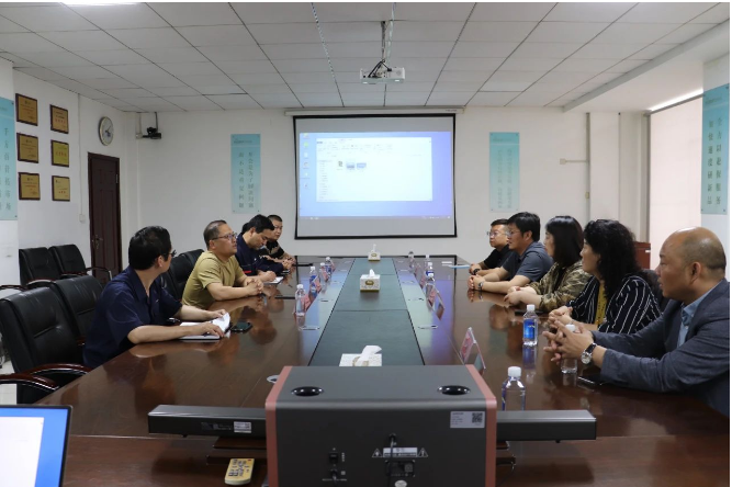 隨后，一行人到達(dá)耐斯特炭黑公司，在辦公樓三樓會(huì)議室組織了交流會(huì)。會(huì)上，他們?cè)敿?xì)了解了耐斯特炭黑公司自2009年以來取得的成績和科研成果，并實(shí)地查看了炭黑生產(chǎn)工藝流程和現(xiàn)場(chǎng)管理工作等。據(jù)炭黑產(chǎn)業(yè)網(wǎng)了解，這次考察旨在為未來的合作框架鋪墊基礎(chǔ)。