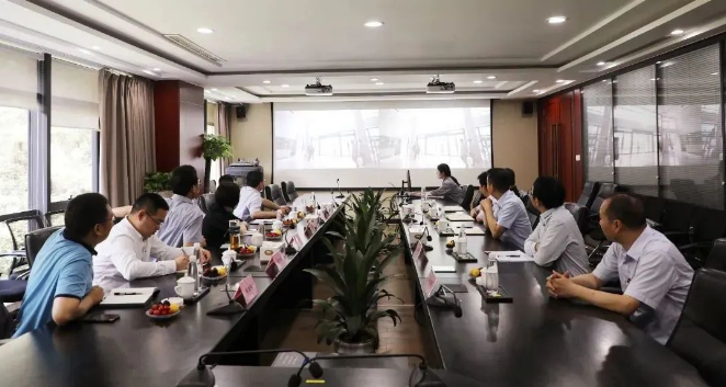 在調(diào)研座談會上，建新總裁趙肇豐及相關(guān)接待人員對公司的發(fā)展概況、產(chǎn)業(yè)布局、產(chǎn)業(yè)鏈優(yōu)化提升以及近期項目建設(shè)情況進(jìn)行了詳細(xì)介紹。