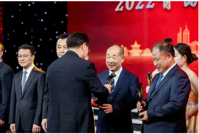 秦慶平在發(fā)布儀式上受到了高度贊揚(yáng)。據(jù)了解，他不忘初心，勇往直前，在逆境中實(shí)現(xiàn)了企業(yè)的高起點(diǎn)發(fā)展。金能化學(xué)(青島)有限公司投資巨資建設(shè)了全球最大的丙烷脫氡基地，奠定了青島在國(guó)內(nèi)碳三產(chǎn)業(yè)鏈的領(lǐng)軍地位。這一舉措為企業(yè)界帶來(lái)了顛覆性的創(chuàng)新，專注于深耕循環(huán)發(fā)展理念，成功開辟了一條與其他企業(yè)不同的綠色低碳、智能安全的發(fā)展路徑。