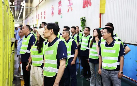 在本次廣西會議中，經(jīng)銷商們還有機會分享他們的市場經(jīng)驗，并參觀了玲瓏輪胎的生產(chǎn)工廠。通過參觀工廠，經(jīng)銷商們了解了輪胎的生產(chǎn)工藝，并通過專業(yè)知識的加強，提升了對輪胎性能的判斷能力，以更好地為市場提供服務。
