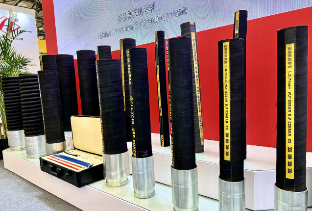 據(jù)了解，我國(guó)自主品牌正處于快速擴(kuò)張、蓬勃發(fā)展階段，并積極引領(lǐng)著全球范圍內(nèi)的產(chǎn)業(yè)變革。作為一家早期布局海外市場(chǎng)的中國(guó)橡膠軟管制造企業(yè)之一，利通科技積極響應(yīng)國(guó)家的“走出去”戰(zhàn)略，不斷加大對(duì)海外市場(chǎng)的開(kāi)拓力度，推動(dòng)國(guó)際業(yè)務(wù)向上發(fā)展。