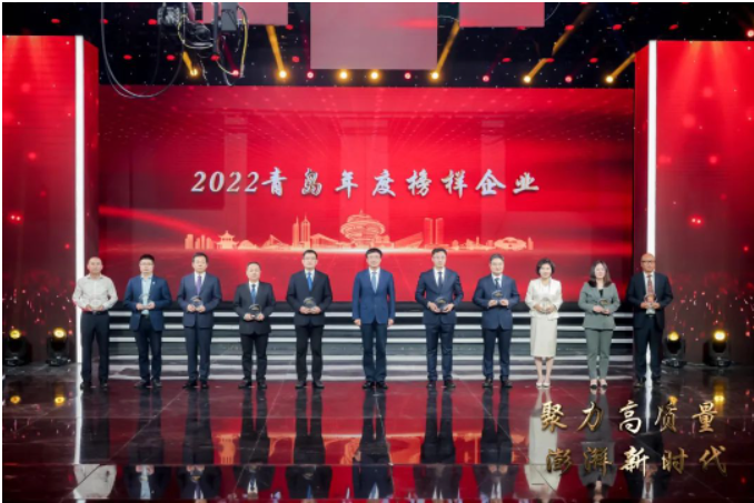此外，賽輪集團股份有限公司被評為2022青島年度榜樣企業(yè)。該公司的橡膠輪胎產(chǎn)業(yè)高質(zhì)量發(fā)展案例以及“橡鏈云”工業(yè)互聯(lián)網(wǎng)平臺分別被列為2022青島年度企業(yè)高質(zhì)量發(fā)展典型案例和2022青島年度數(shù)字經(jīng)濟發(fā)展典型案例。