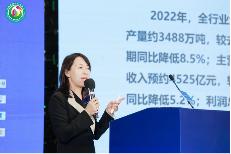 中國涂料工業(yè)協(xié)會副會長丁艷梅分享了中國涂料行業(yè)經(jīng)濟運行簡況以及后疫情時代行業(yè)重點領(lǐng)域發(fā)展的情況。