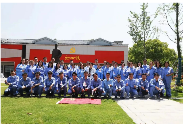 活動還組織了參觀紅色遺跡的環(huán)節(jié)。全體職工徒步前往金山區(qū)紅色教育基地的“初心館”，并聆聽了志愿者對金山區(qū)紅色歷史和革命烈士李一諤的講解。通過學習先烈們堅貞不屈、英勇無畏的品質(zhì)和革命精神，華涂人紛紛表示要將主題教育的成果轉(zhuǎn)化為實際行動，不忘初心、牢記使命，在工作中融入革命精神，進一步提升老字號品牌的影響力。