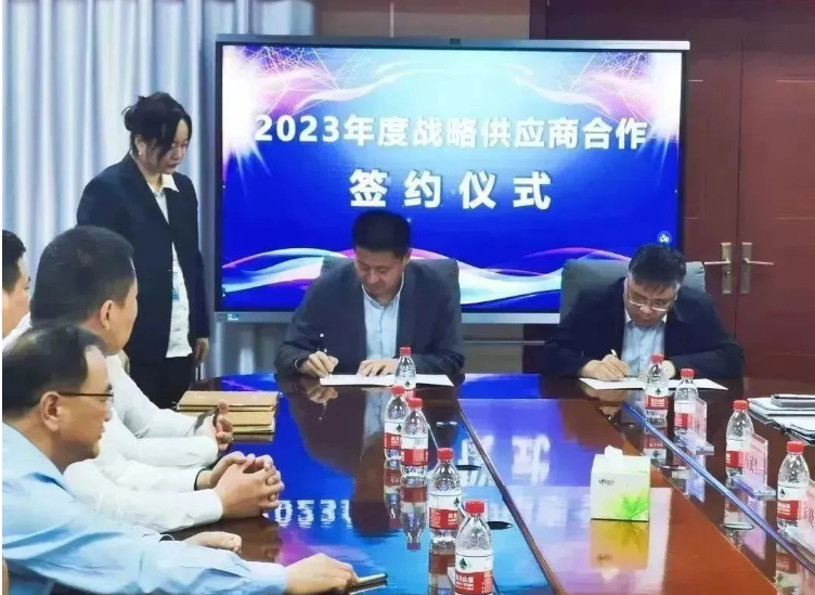 中國平煤神馬能源與青島橡六輸送帶有限公司日前在簽約儀式上正式達成2023年戰(zhàn)略合作協(xié)議。這一合作使得青島橡六成為中國平煤神馬能源在輸送帶產(chǎn)品領(lǐng)域的獨家戰(zhàn)略合作供應(yīng)商。