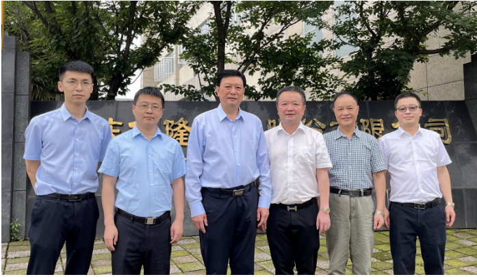億隆涂料作為一家發(fā)展迅速的企業(yè)，在不斷探索創(chuàng)新的道路上取得了顯著成就。其產(chǎn)品體系的廣泛應(yīng)用于汽車和摩托車等領(lǐng)域，得到了市場的廣泛認(rèn)可。劉會長對億隆涂料在研發(fā)和生產(chǎn)方面所取得的成就表示贊賞，并對其未來發(fā)展提出了殷切期望。