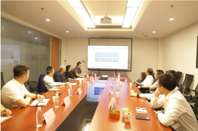 隨后，中策知輪公司智慧事業(yè)部總監(jiān)葛漢向與會(huì)領(lǐng)導(dǎo)全面介紹了知輪智慧系統(tǒng)的開(kāi)發(fā)和應(yīng)用情況。雙方就智慧系統(tǒng)在一汽解放車(chē)型上的應(yīng)用以及自研系統(tǒng)的模塊對(duì)接展開(kāi)了深入探討和交流。這為下一步的合作開(kāi)發(fā)奠定了堅(jiān)實(shí)的基礎(chǔ)，同時(shí)也為智慧系統(tǒng)在前裝市場(chǎng)的應(yīng)用打開(kāi)了新的想象空間。
