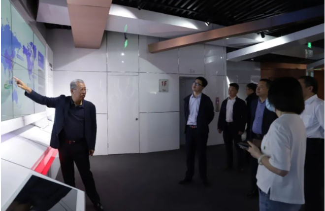 最后，一汽解放的代表一行在中策橡膠銷售公司總經(jīng)理陳實(shí)先生和總經(jīng)理助理王群女士的陪同下參觀了中策橡膠展廳和未來(lái)工廠，以了解中策橡膠輪胎產(chǎn)品的技術(shù)實(shí)力和制造實(shí)力。