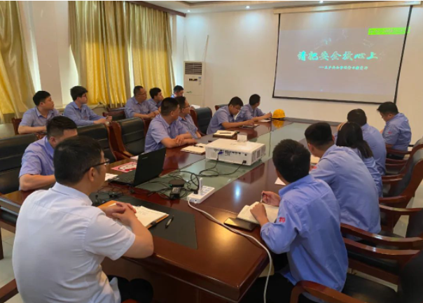 寶勝(山東)電纜有限公司日前召開了一場以“人人講安全 個(gè)個(gè)會(huì)應(yīng)急”為主題的安全生產(chǎn)月啟動(dòng)會(huì)議。該公司各部門的責(zé)任人和安全員參加了此次會(huì)議。