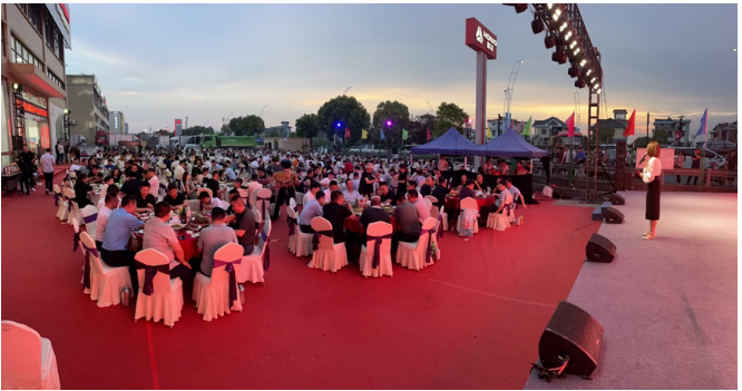通過這次啤酒狂歡節(jié)，中國(guó)重汽和中策橡膠展示了他們?cè)谥乜ㄊ袌?chǎng)上的合作實(shí)力和創(chuàng)新能力。他們的新產(chǎn)品將為綠色、智能和節(jié)能城建提供可靠的解決方案，助力中國(guó)重卡市場(chǎng)迎接新的規(guī)劃和要求。