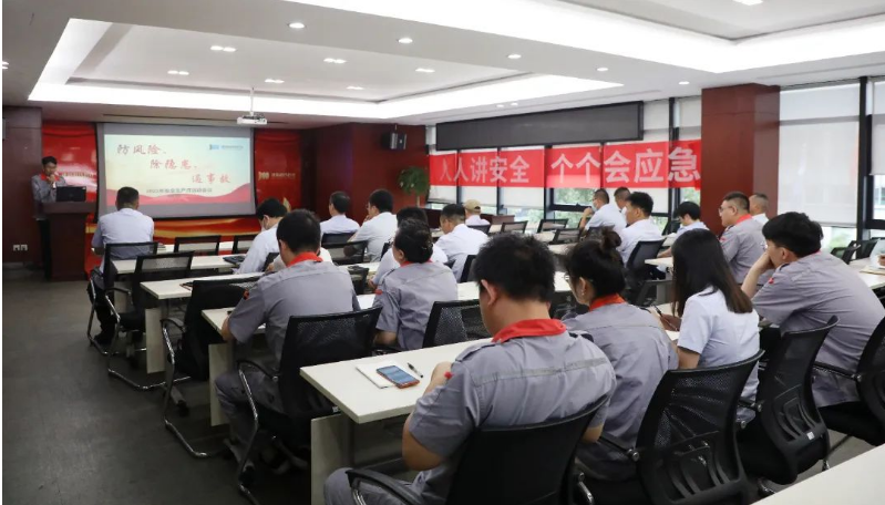 為進一步推動企業(yè)安全生產(chǎn)責任，提升安全管理水平，并響應(yīng)全國第22個“安全生產(chǎn)月”的號召，建新趙氏科技有限公司召開了“2023年安全生產(chǎn)月啟動會”。本次活動以“人人講安全、個個會應(yīng)急”為主題，旨在提高全員的風險隱患排查整改質(zhì)量、安全意識和避險逃生能力。