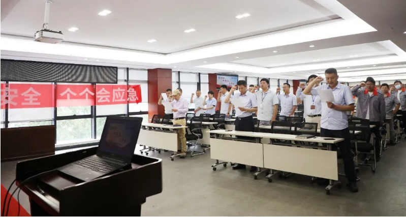 隨后，員工代表葛文武和陳浩發(fā)表講話，重點強調(diào)了安全意識的重要性。此外，安全辦的代表介紹了公司的安全生產(chǎn)形勢，并解釋了“安全生產(chǎn)月”活動的具體方案，組織了學習新《安全生產(chǎn)法》的培訓視頻。最后，人資行政中心副總監(jiān)趙元樸做了總結(jié)發(fā)言，并舉行了集體宣誓簽字儀式。