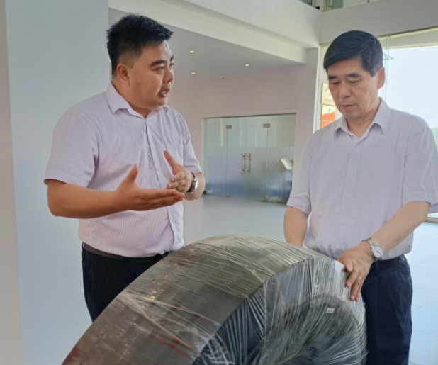 隨后，錢學(xué)明副主席深入視察了新桂輪的工廠車間。他主要了解了公司的主營業(yè)務(wù)、研發(fā)和技術(shù)改造情況，以及產(chǎn)品在國內(nèi)外銷售市場中的表現(xiàn)和存在的問題。此外，他還關(guān)注企業(yè)安全生產(chǎn)工作的落實情況，并詢問了車間工人的操作流程、上班時長以及休息制度等細(xì)節(jié)。