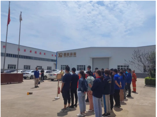 活動中，安全負(fù)責(zé)人秦方亮傳達(dá)了高新區(qū)有關(guān)安全生產(chǎn)的文件精神，并提出了具體要求。首先，他強(qiáng)調(diào)了深入宣傳專項(xiàng)排查整治行動的重要性，推動各租賃戶落實(shí)安全責(zé)任，要求企業(yè)負(fù)責(zé)人帶頭組織重大事故隱患排查整治、全員履行安全生產(chǎn)崗位責(zé)任、對水、電、器等進(jìn)行排查整治、進(jìn)行事故應(yīng)急救援演練以及對企業(yè)生產(chǎn)經(jīng)營活動進(jìn)行排查整治。