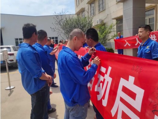 其次，他強(qiáng)調(diào)要進(jìn)一步抓實(shí)落實(shí)，貫徹安全生產(chǎn)的理念、法規(guī)和手段，確保責(zé)任層層落實(shí)，每個(gè)人、每個(gè)環(huán)節(jié)、每個(gè)細(xì)節(jié)都要承擔(dān)起安全生產(chǎn)的責(zé)任。此外，隨著氣溫的上升，他提醒大家要特別注意安全用電、防火防爆以及防暑防疲勞等方面的工作。