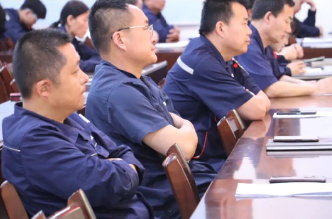 據(jù)了解，張建民通過解讀近年來發(fā)生的多起生產(chǎn)事故案例，深入分析了事故發(fā)生的原因和暴露出的問題。他告誡學(xué)員們將這些過去的事故當(dāng)作今天的警示，將別人的事故當(dāng)作自己的寶貴經(jīng)驗，不斷提高事故防范能力。他強調(diào)，通過每個人的教育和從事故中吸取的教訓(xùn)，可以不斷提升公司的安全意識和預(yù)防事故的能力。
