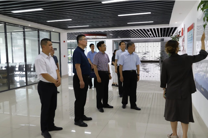 濰坊海關關長王波率領調(diào)研團隊前往山東美晨工業(yè)集團有限公司進行考察指導工作。隨行人員還包括高新片區(qū)黨委副書記、主任張崇雨和美晨工業(yè)集團有限公司董事長王永剛。