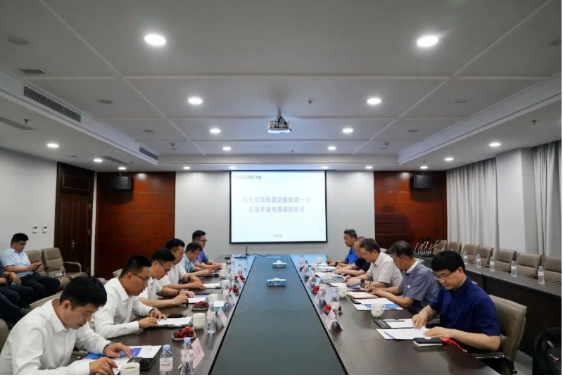 在座談會上，華凌電纜的副總裁兼董事會秘書王飛對外部董事的到來表示熱烈歡迎，并向他們介紹了華凌電纜的發(fā)展歷程、公司框架和經(jīng)營狀況等方面的情況。接著，華凌電纜的副總裁兼銷售總經(jīng)理董效柱向外部董事匯報了企業(yè)的經(jīng)營發(fā)展情況、銷售業(yè)績以及未來的工作思路。