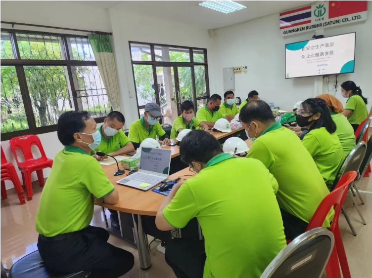 廣墾橡膠集團公司所屬單位在全國第22個安全生產(chǎn)月中開展了一系列活動，旨在深入學習貫徹黨的二十大精神，以推動安全生產(chǎn)責任的落實。