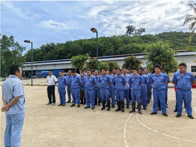 云南廣墾橡膠公司于6月1日舉行了“安全生產(chǎn)月”活動啟動儀式。該公司組織了所屬六家制膠廠的員工共230余人線上線下同步參加了啟動會。在會上，云南公司董事長王宜江具體部署了“安全生產(chǎn)月”活動，并提出了今后安全生產(chǎn)工作的明確要求。與會人員還在現(xiàn)場與各制膠廠廠長簽署了安全生產(chǎn)責任書，并在“安全生產(chǎn)月”主題橫幅上簽名承諾。