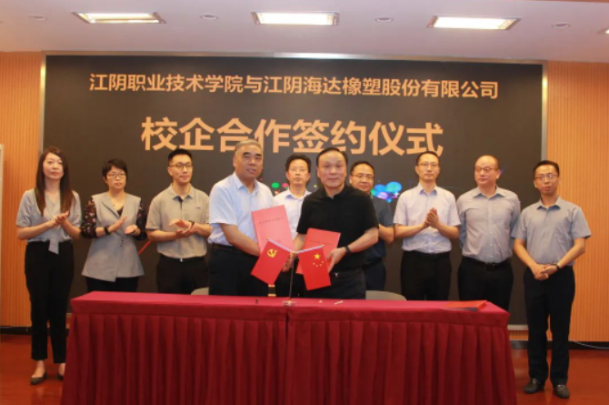 在雙方領(lǐng)導(dǎo)的見證下，錢振宇董事長和張慶堂院長代表雙方共同簽署了校企合作協(xié)議和贊助協(xié)議，確立了雙方在產(chǎn)教融合方面的合作框架。