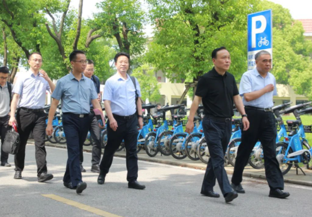 隨后，錢振宇董事長一行在張慶堂院長等人的陪同下參觀了江陰職業(yè)技術(shù)學(xué)院校園，深入了解了學(xué)院的辦學(xué)理念和辦學(xué)特色。雙方就進(jìn)一步加強(qiáng)合作進(jìn)行了深入的洽談。