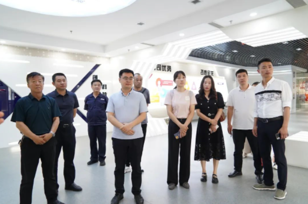 隨后，調(diào)研團(tuán)一行來(lái)到華凌電纜的展廳，工作人員向他們介紹了華凌電纜的發(fā)展歷程、人才培育、產(chǎn)品研發(fā)和企業(yè)榮譽(yù)等情況。重點(diǎn)介紹了華凌電纜在核電、軌道交通、艦船、特種裝備和新材料等五大領(lǐng)域所取得的成績(jī)和貢獻(xiàn)。據(jù)工作人員介紹，華凌電纜為了解決行業(yè)難點(diǎn)和痛點(diǎn)，引進(jìn)了白俄羅斯國(guó)家科學(xué)院的高分子材料技術(shù)，并將其進(jìn)行成果轉(zhuǎn)化和市場(chǎng)化應(yīng)用，從而填補(bǔ)了國(guó)產(chǎn)電纜材料在高端技術(shù)和新材料領(lǐng)域的空白。