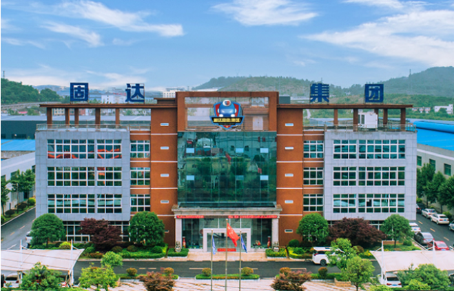 此外，在防火技術(shù)方面，固達電纜集團也進行了創(chuàng)新。他們與貴州大學(xué)合作，研發(fā)出了一種名為“礦物質(zhì)柔性防火電纜”的產(chǎn)品，填補了國內(nèi)防火電纜市場的空白。這種電纜采用了無機礦物材料，即使在高溫燃燒條件下，仍能保持線路的通暢，耐火等級符合國家標準和英國耐火標準。