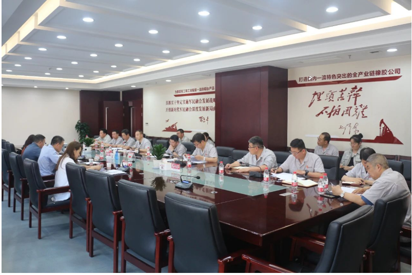 此次督查采用了現(xiàn)場檢查和座談交流相結(jié)合的方式，針對部分生產(chǎn)單位進行了全面細致的檢查。之后，召開了座談會。在座談會上，副總經(jīng)理寧博對公司當前的安全環(huán)保工作進行了匯報，法務(wù)部負責(zé)人則介紹了公司的法務(wù)工作情況。隨后，張航偉從生產(chǎn)經(jīng)營、安全環(huán)保和法務(wù)工作等方面作了全面綜合的匯報。