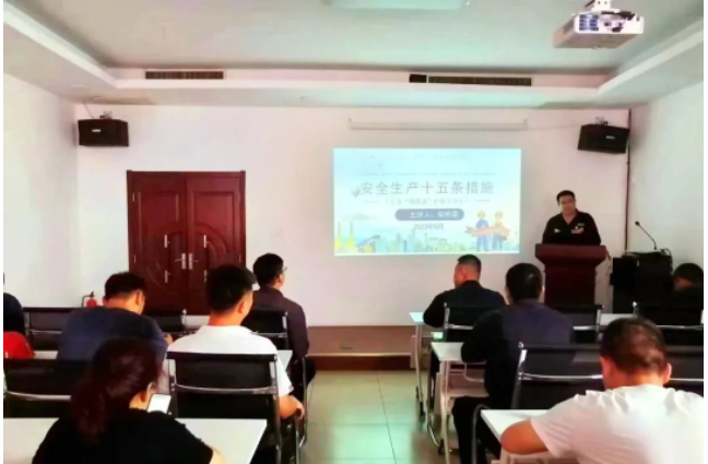 2023年6月是第22個全國“安全生產(chǎn)月”，以“人人講安全，個個會應(yīng)急”為主題，為了加強安全生產(chǎn)宣傳，激發(fā)全體員工的安全意識，邯鄲黑貓?zhí)亢谟邢挢熑喂景踩平M織了一場針對安全生產(chǎn)法律法規(guī)的培訓活動。
