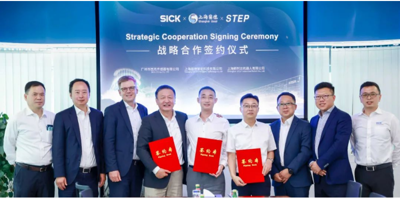 近日，新時達(dá)與國際知名傳感器品牌——德國SICK、輪胎激光刻字開創(chuàng)者——崮德智能在上海簽訂戰(zhàn)略合作協(xié)議，，旨在推動橡膠輪胎行業(yè)的智能制造。