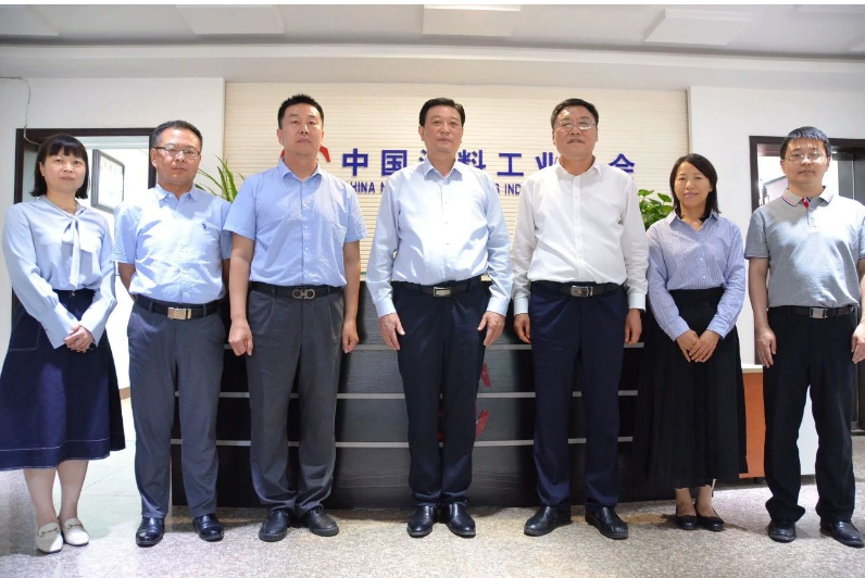 會議上，雙方還就2023年協(xié)會相關會議活動、考察項目等進行了交流。與會人員包括中國涂料工業(yè)協(xié)會副會長丁艷梅、秘書長劉杰，副秘書長趙中國、齊祥昭、樊森、徐艷以及濮陽市人大常委會相關領導。這次座談會為雙方進一步加強合作提供了寶貴的機會。