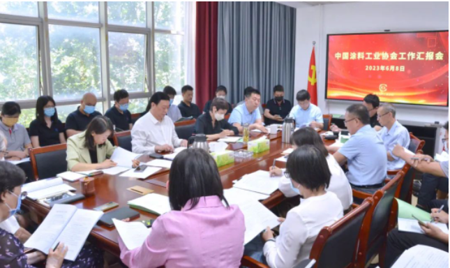 劉普軍會長要求下一步工作要有緊迫感，突出重點，做好統(tǒng)籌規(guī)劃，充分履行職責。他強調(diào)全體協(xié)會人員應團結合作，以高標準、高質(zhì)量完成各項工作任務，為協(xié)會工作開創(chuàng)新局面貢獻力量。劉普軍會長還對未來的發(fā)展充滿信心，并呼吁大家共同努力，推動中國涂料行業(yè)實現(xiàn)更加輝煌的發(fā)展。
