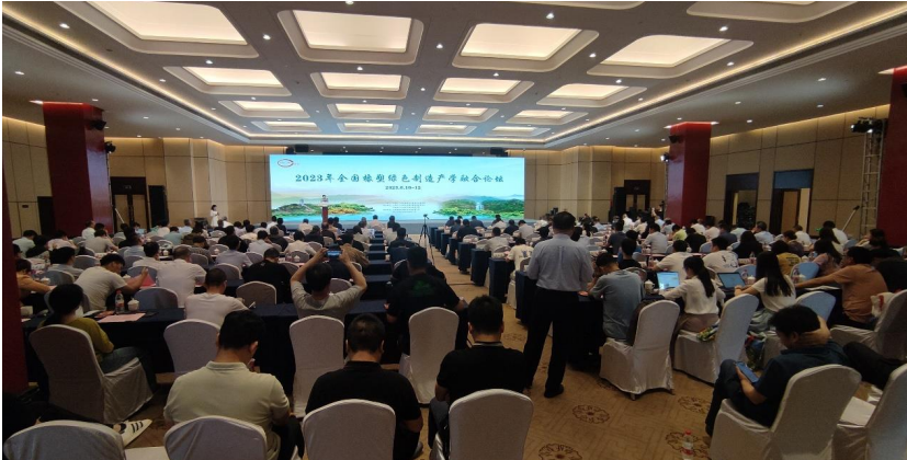 由中國化工學(xué)會(huì)橡塑綠色制造專業(yè)委員會(huì)主辦的2023年橡塑綠色制造產(chǎn)學(xué)融合論壇于近日在浙江天臺(tái)縣成功召開。本次論壇旨在探討如何在雙碳戰(zhàn)略和雙循環(huán)戰(zhàn)略的背景下推進(jìn)橡塑制造行業(yè)向綠色低碳、高質(zhì)量和可持續(xù)發(fā)展的方向邁進(jìn)。來自學(xué)術(shù)界、產(chǎn)業(yè)界和政府機(jī)構(gòu)的專家學(xué)者齊聚一堂，共同探討橡塑制造技術(shù)創(chuàng)新和產(chǎn)業(yè)發(fā)展的重要議題。