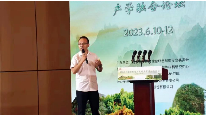 另外，公司企業(yè)研究院副院長劉超奇以《工程橡膠制品全生命周期設(shè)計制造與應(yīng)用》為主題，介紹了天鐵股份橡膠制品在軌交系統(tǒng)中的設(shè)計與應(yīng)用，并詳細闡述了公司廢舊橡膠制品的綠色環(huán)保化處理情況以及橡膠顆粒的工業(yè)化應(yīng)用。
