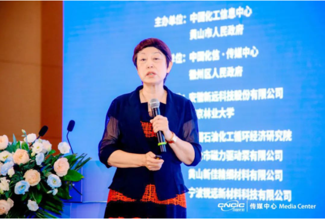 孫蓮英在報告中指出，涂料作為環(huán)氧樹脂的重要應(yīng)用領(lǐng)域，在促進(jìn)環(huán)氧樹脂行業(yè)的發(fā)展中起到了舉足輕重的作用。根據(jù)2023年一季度的數(shù)據(jù)顯示，全行業(yè)涂料產(chǎn)量約為731.6萬噸，主營業(yè)務(wù)收入總額約達(dá)914.54億元，利潤總額約為39.75億元。