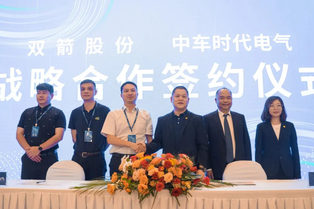 發(fā)布會上，雙箭股份與中車時代電氣簽署了戰(zhàn)略合作協(xié)議。作為輸送帶行業(yè)的領(lǐng)頭企業(yè)，雙箭股份專注于輸送技術(shù)的研發(fā)與應(yīng)用，而中車時代電氣是中國電氣化鐵路裝備事業(yè)的先行者，致力于推動高端裝備產(chǎn)品的智能化發(fā)展。這次戰(zhàn)略合作將為綠色智能運輸領(lǐng)域帶來更多機遇與創(chuàng)新，推動行業(yè)向可持續(xù)發(fā)展方向邁進。