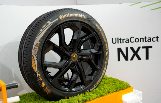 馬牌UltraCo<i></i>ntact NXT輪胎上的特殊標志表示其包含可回收材料，其中包括來自廢棄輪胎的再生橡膠、廢鋼中回收的再利用鋼材，以及從PET塑料瓶中回收的高性能聚酯纖維。而ISCC PLUS質(zhì)量平衡認證材料則由生物循環(huán)原料制成的可持續(xù)合成橡膠和炭黑構(gòu)成。