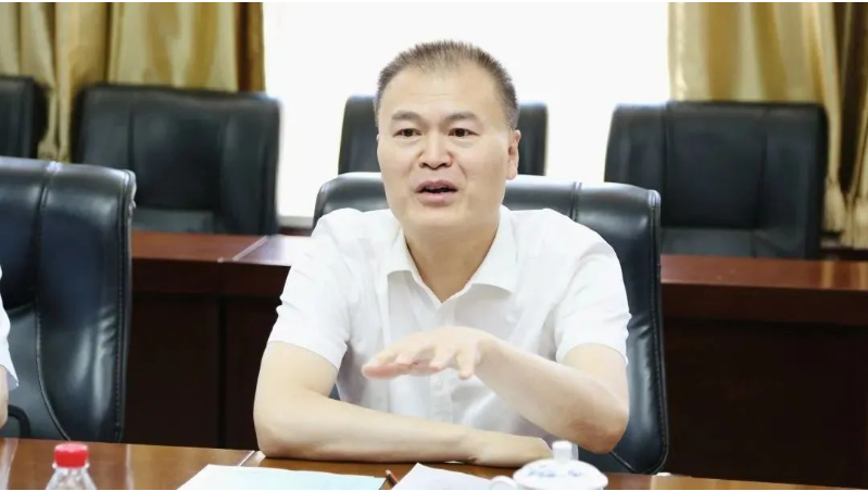 張占成表示，近年來，中鐵裝備與北橡院合作密切，共同推動(dòng)了超大型隧道工程機(jī)械主驅(qū)動(dòng)密封產(chǎn)品的研發(fā)，并取得了豐碩成果?？紤]到北橡院團(tuán)隊(duì)出色的政治素質(zhì)和強(qiáng)大的創(chuàng)新能力，中鐵裝備將北橡院選為“廉能合作單位”。今天的簽約儀式標(biāo)志著雙方的合作進(jìn)入新階段，開啟了合作發(fā)展的新篇章。張占成希望通過戰(zhàn)略合作，共同打造雙方合作的新格局。
