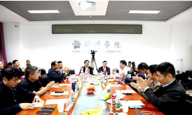 由北京理工大學(xué)材料學(xué)院主辦的廢舊輪胎受控?zé)峤饧案咂焚|(zhì)炭黑制備技術(shù)研討會在北京成功舉行。來自生態(tài)環(huán)境部固體廢物與化學(xué)品管理技術(shù)中心、中國環(huán)境科學(xué)院、南開大學(xué)環(huán)境科學(xué)與工程學(xué)院、清華大學(xué)能源與動力工程系、中國標(biāo)準化研究院資源環(huán)境分院的相關(guān)專家，以及山東菏澤市和單縣相關(guān)部門及企業(yè)代表，齊聚一堂，就廢舊輪胎轉(zhuǎn)化利用的現(xiàn)狀、問題與解決方案展開深入研討。