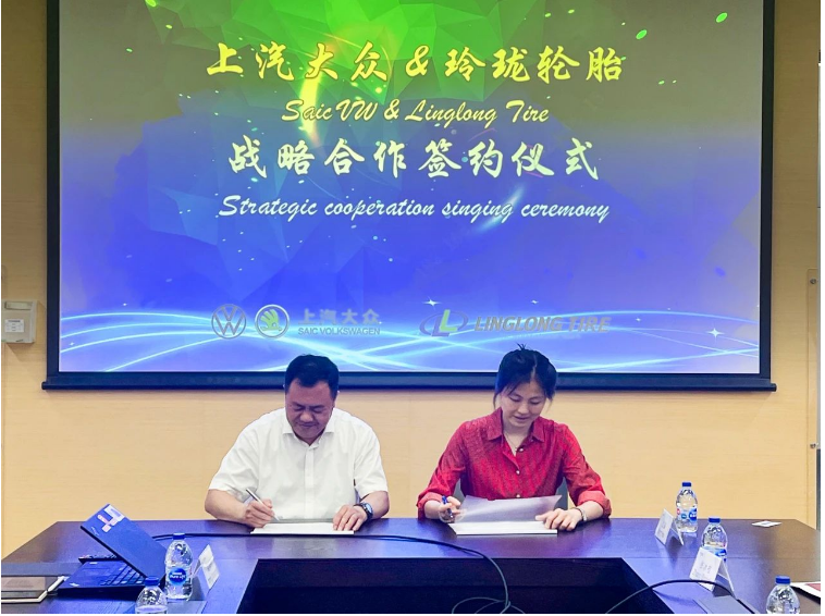 玲瓏輪胎與上汽大眾舉行了戰(zhàn)略簽約儀式。上汽大眾的高層采購團隊與山東玲瓏輪胎股份有限公司的董事長兼總裁王鋒、副總裁馮寶春及其團隊一同出席了這一重要的簽約儀式。