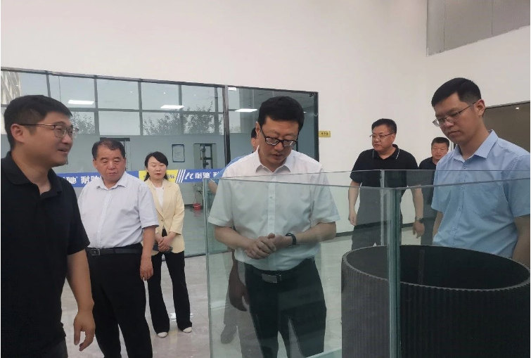 此次調(diào)研使久龍橡塑公司受到了更多關(guān)注，也為公司的發(fā)展指明了方向。