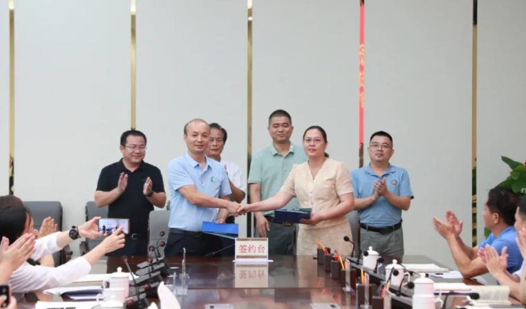 根據(jù)合作協(xié)議，雙方將集中精力研究天然橡膠全產業(yè)鏈的發(fā)展方向、布局和定位，重點關注生產、加工、保鮮、儲運和品牌等環(huán)節(jié)的關鍵技術。此外，他們還將提升一二三產業(yè)的融合發(fā)展水平，為實現(xiàn)可持續(xù)發(fā)展和提高農村經濟水平提供支持。