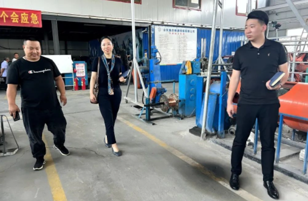 最后，協(xié)會一行人拜訪了山東瑞合暢通線纜有限公司，受到了該公司總經(jīng)理房益濱的熱情接待。
