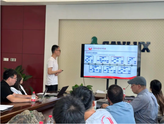 會議中，共有13名匯報人，包括各生產(chǎn)工段的工段長、設(shè)備部和質(zhì)量部的負(fù)責(zé)人，對5S項目的推行情況和取得的成果進(jìn)行了階段性回顧，并確定了下一步的工作計劃。
