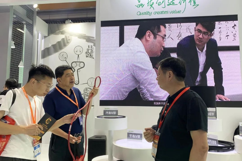 在未來的發(fā)展中，三力士表示將繼續(xù)秉持"用品質(zhì)創(chuàng)造價(jià)值"的企業(yè)價(jià)值觀，不斷推進(jìn)新產(chǎn)品的研發(fā)。同時(shí)，公司將借此機(jī)會(huì)與同行共同探討行業(yè)轉(zhuǎn)型升級(jí)、企業(yè)發(fā)展以及環(huán)境保護(hù)等議題，為市場(chǎng)提供更卓越的服務(wù)。