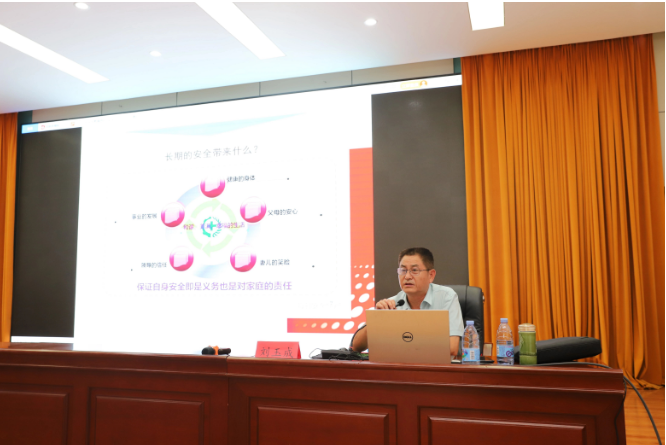 據(jù)了解，劉玉成老師針對(duì)八億橡膠公司的實(shí)際情況，詳細(xì)講解了中層管理人員應(yīng)具備的安全管理方面的知識(shí)、技能以及如何提升他們的安全管理能力。他對(duì)公司的安全管理工作提出了一系列建議和要求，包括制定完善的安全管理制度、加強(qiáng)隱患排查和整改、加強(qiáng)事故應(yīng)急預(yù)案的編制和演練等。