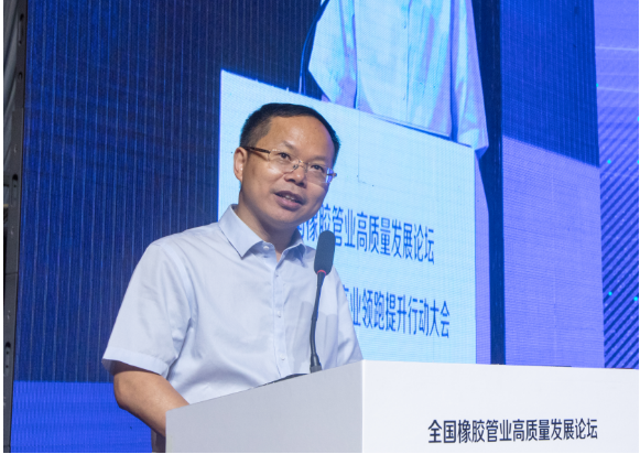 會議期間，中國橡膠工業(yè)協(xié)會副會長兼秘書長雷昌純代表協(xié)會致辭，指出中國膠管產(chǎn)業(yè)近年來取得了顯著的提升，但仍面臨全球經(jīng)濟形勢不確定和國內(nèi)需求不足等挑戰(zhàn)。他希望與會者充分利用論壇平臺進行交流，共同研討行業(yè)面臨的挑戰(zhàn)，并助力膠管行業(yè)實現(xiàn)綠色、創(chuàng)新和高質量發(fā)展。