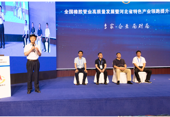 本次論壇還安排了“專家-企業(yè) 面對面”互動環(huán)節(jié)，由青島科技大學高分子科學與工程學院院長、橡塑材料與工程教育部重點實驗室主任閆業(yè)海主持，來自青島科技大學高分子科學與工程學院的孫舉濤、鄧濤、翟俊學、吳明生四名專家為現(xiàn)場的膠管及相關企業(yè)進行了答疑解惑，通過院校專家與企業(yè)代表的互動，在一定程度上幫助企業(yè)解決了生產(chǎn)及研發(fā)過程中遇到的困難，同時也為大家提供了解決問題的思路。